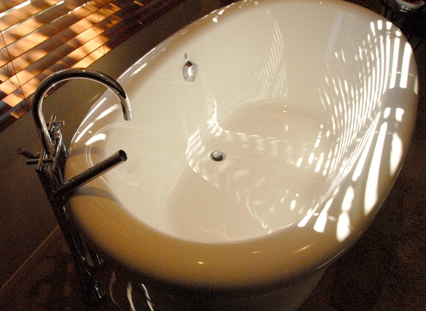 How to Clean Stubborn Stains from a Fiberglass Bathtub