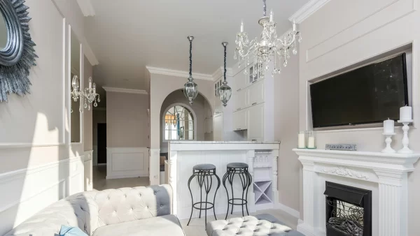 A touch of timeless elegance: this exquisite chandelier adds style to this entire space.